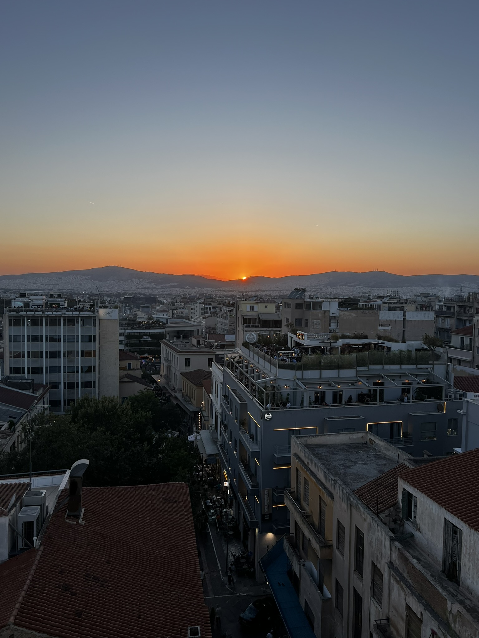 La place Monastiraki à Athènes, avec l'Acropole dominant le centre historique.