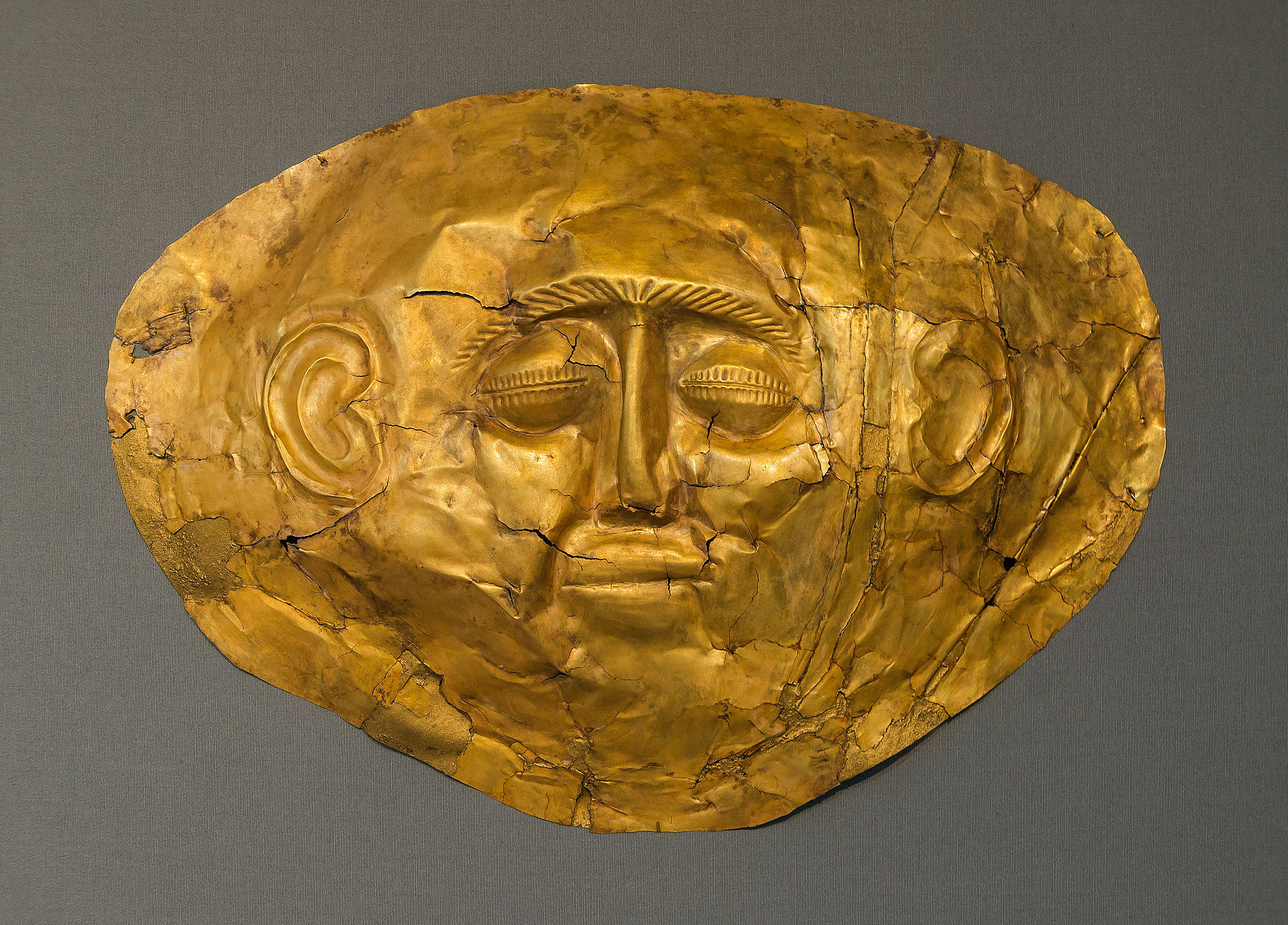 Un masque mycénien en or exposé au Musée archéologique national d'Athènes.