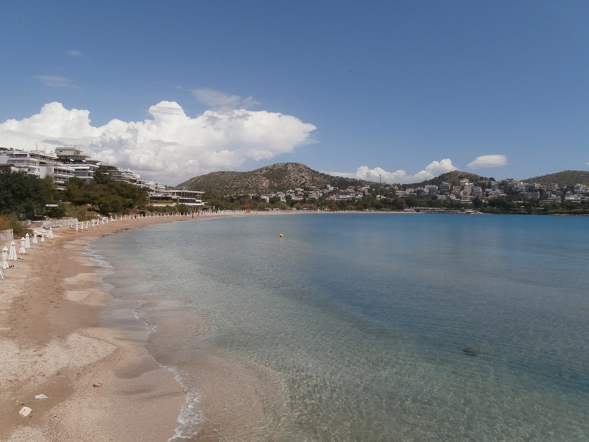 La plage de Vouliagmeni, sur la Riviera athénienne, aux eaux bleues et calmes.