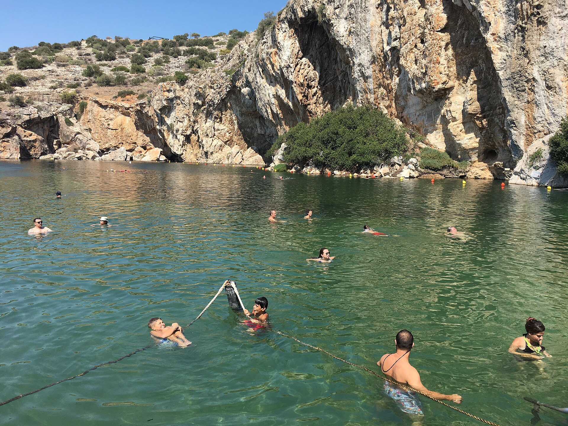 Le lac Vouliagmeni sur la Riviera athénienne, entouré de falaises calcaires.